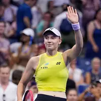 Jelena Rybakina jubelt über den Finaleinzug - und wird neue Nummer eins der Tennis-Welt. - Foto: Seth Wenig/AP/dpa