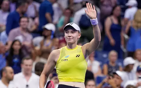 Jelena Rybakina jubelt über den Finaleinzug - und wird neue Nummer eins der Tennis-Welt. - Foto: Seth Wenig/AP/dpa