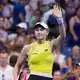 Jelena Rybakina jubelt über den Finaleinzug - und wird neue Nummer eins der Tennis-Welt. - Bild: Seth Wenig/AP/dpa
