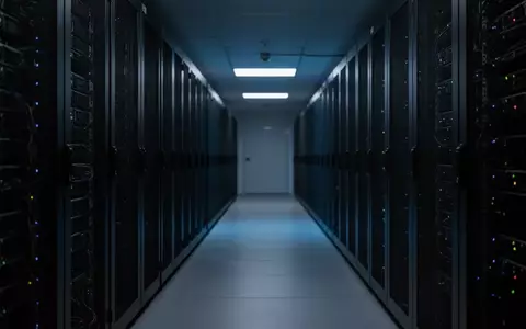 Ein dunkler, ruhiger Serverraum mit langen Reihen von inaktiven Server-Racks in einer professionellen Umgebung. - Foto: über boerse-global.de