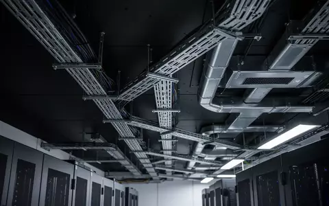 Abstrakte Aufnahme von industriellen Kabelschächten und Belüftungssystemen in einem modernen Rechenzentrum. - Foto: über boerse-global.de