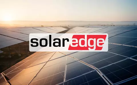 Moderne Solaranlage in einem weitläufigen Park bei goldenem Licht als Symbol für Erneuerbare Energien und Wachstum. - Foto: über boerse-global.de