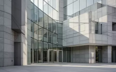Moderne Fassade eines Gerichtsgebäudes aus Glas und Stein bei Tageslicht. - Foto: über boerse-global.de