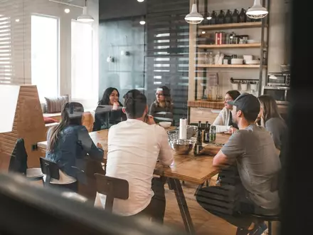 Teambesprechung - Foto: Redd Francisco@Unsplash