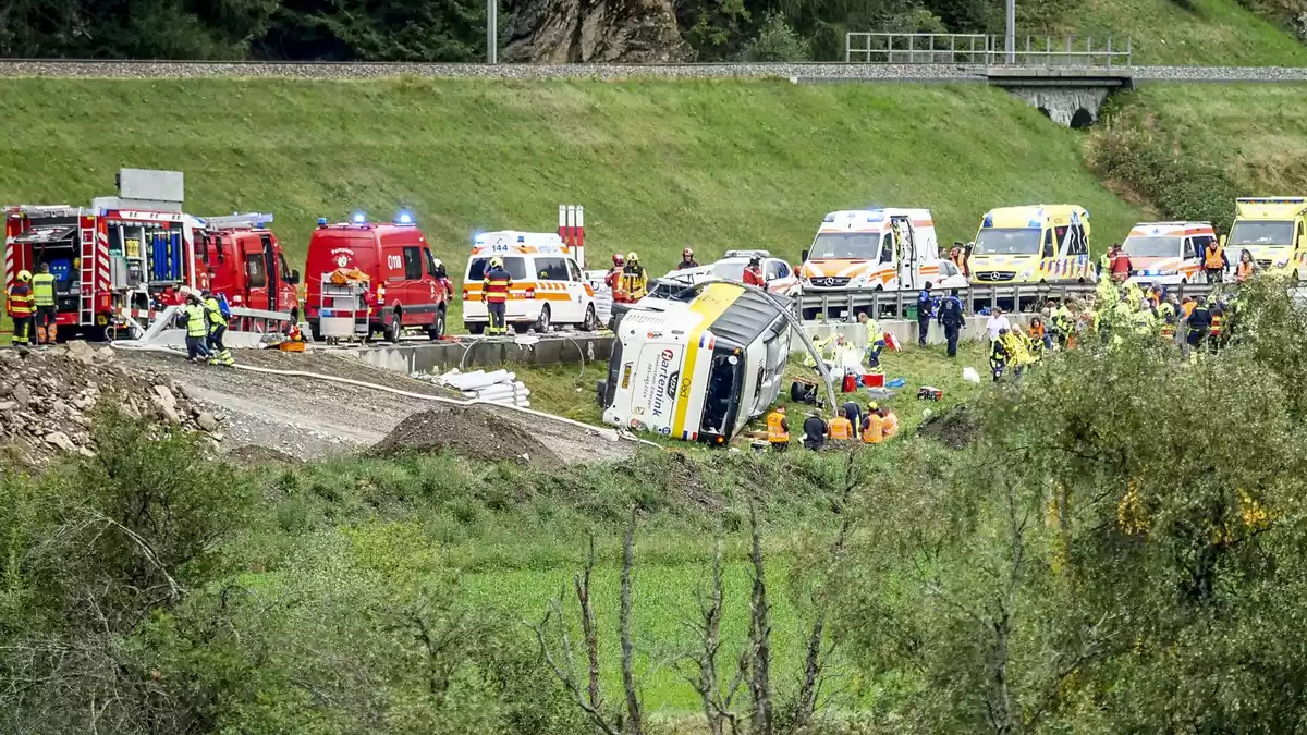 Der Bus stieß gegen eine Leitplanke und kippte um. - Bild: Jon Duschletta//Engadiner Post via ANP/dpa