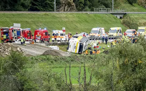 Der Bus stieß gegen eine Leitplanke und kippte um. - Foto: Jon Duschletta//Engadiner Post via ANP/dpa