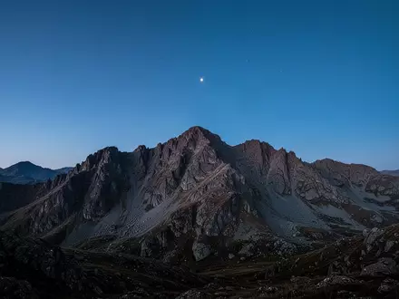 Eine weitläufige, einsame Berglandschaft in der Dämmerung unter einem klaren Sternenhimmel. - Foto: über boerse-global.de
