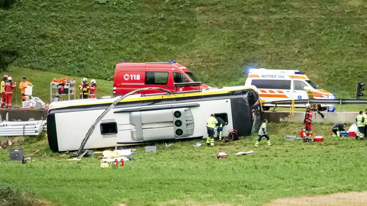 Der Unfall löste einen Großeinsatz der Rettungskräfte aus.  - Bild: Jon Duschletta/Engadiner Post via ANP/dpa