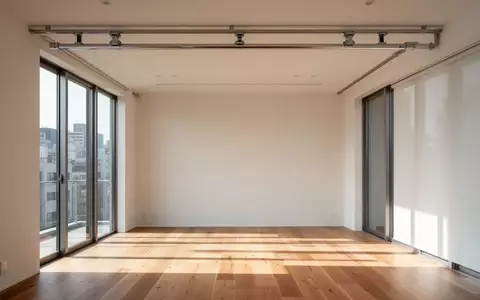 Ein moderner, minimalistischer Wohnraum in Tokio mit einer Deckenschienenkonstruktion für Automatisierungssysteme. - Foto: über boerse-global.de