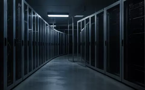 Ein dunkler, moderner Serverraum mit metallischen Schaltschränken in einer industriellen Umgebung. - Foto: über boerse-global.de