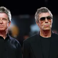 2025 standen die Brüder Liam und Noel Gallagher erstmals seit Jahren wieder gemeinsam auf der Bühne. (Archivbild) - Foto: Scott A Garfitt/Invision/AP/dpa