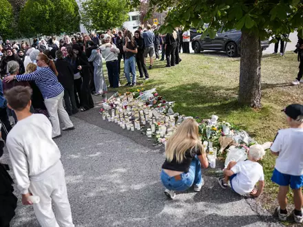 Schweden stand nach dem Angriff unter Schock: Die Menschen in Fagersta gedachten der Opfer. (Archivbild) - Foto: Magnus Lejhall/TT News Agency/AP/dpa