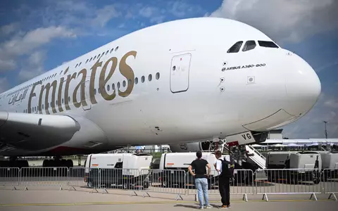 Die Fluggesellschaft Emirates präsentierte in den vergangenen Jahren bei der ILA am Flughafen Berlin-Brandenburg eine ihrer Maschinen - künftig darf die Airline den Flughafen auch tatsächlich ansteuern. (Archivbild) - Foto: Sebastian Gollnow/dpa
