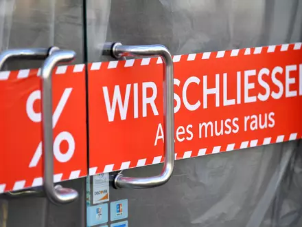 In Deutschland mussten im ersten Halbjahr so viele Unternehmen Insolvenz anmelden wie seit 2013 nicht mehr. (Symbolbild) - Foto: Martin Schutt/dpa-Zentralbild/dpa