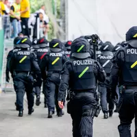 Der DFB wird künftig mögliche Gebührenbescheide für Polizei-Mehrkosten bei Hochrisikospielen an die Vereine weitergeben. (Archivbild) - Foto: Jacob Schröter/dpa