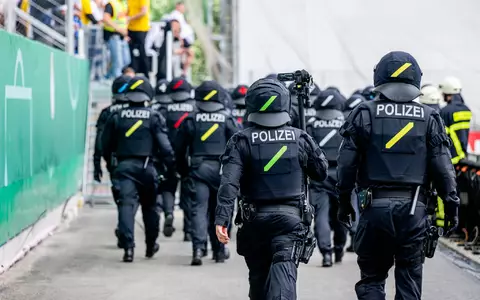 Der DFB wird künftig mögliche Gebührenbescheide für Polizei-Mehrkosten bei Hochrisikospielen an die Vereine weitergeben. (Archivbild) - Foto: Jacob Schröter/dpa