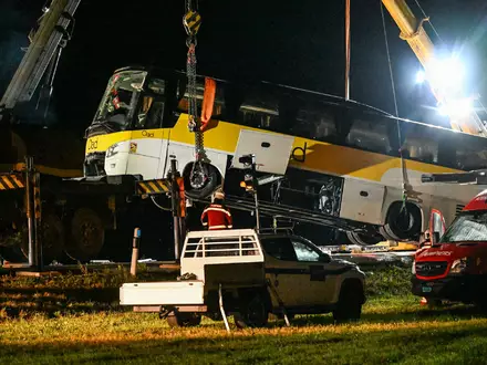 Der Bus war mit einer Leitplanke kollidiert und ungekippt. - Foto: Jason Tschepljakow/dpa