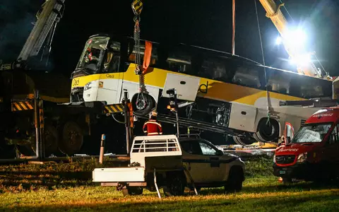 Der Bus war mit einer Leitplanke kollidiert und ungekippt.  - Foto: Jason Tschepljakow/dpa