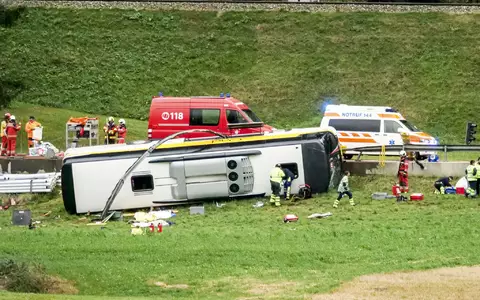 Der Reisebus blieb nach dem Unfall auf der Seite liegen.  - Foto: Jon Duschletta/Engadiner Post via ANP/dpa