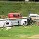 Der Reisebus blieb nach dem Unfall auf der Seite liegen.  - Bild: Jon Duschletta/Engadiner Post via ANP/dpa