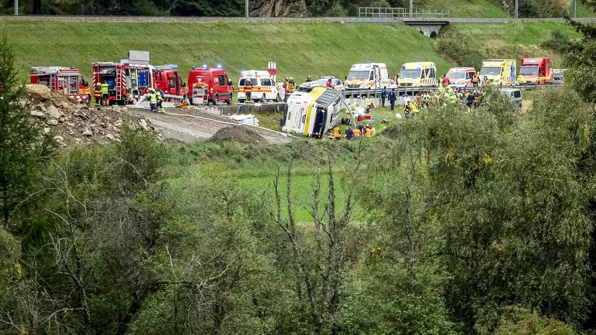 Der Unfall löste einen Großeinsatz der Rettungskräfte aus.  - Bild: Jon Duschletta//Engadiner Post via ANP/dpa