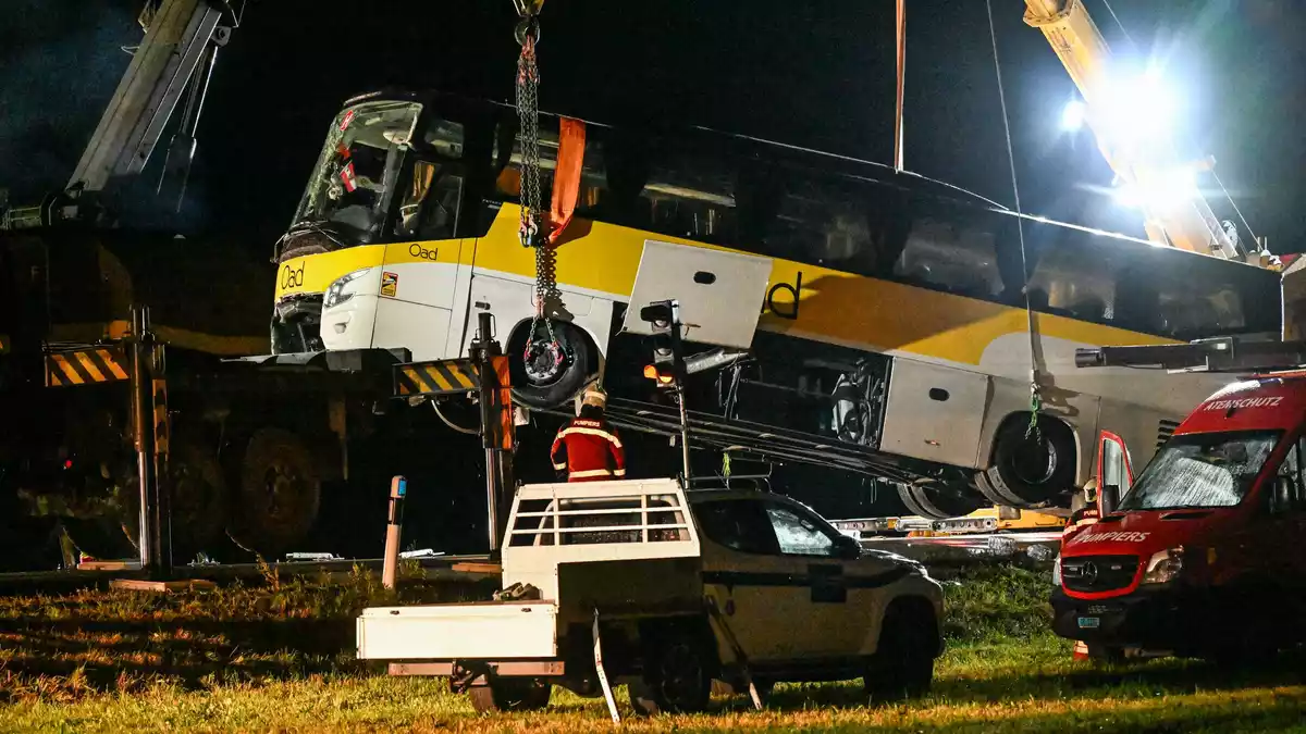 Der Bus war mit einer Leitplanke kollidiert und umgekippt.  - Bild: Jason Tschepljakow/dpa