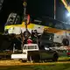 Der Bus war mit einer Leitplanke kollidiert und umgekippt.  - Bild: Jason Tschepljakow/dpa