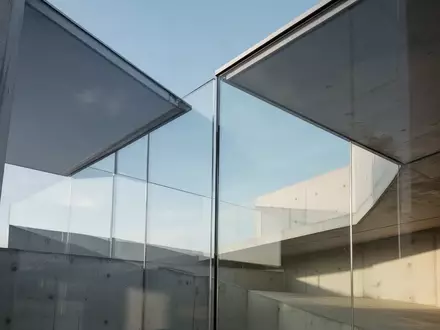 Moderne Glas- und Betonarchitektur unter blauem Himmel als Symbol für digitale Transformation und Verwaltung. - Foto: über boerse-global.de