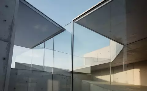 Moderne Glas- und Betonarchitektur unter blauem Himmel als Symbol für digitale Transformation und Verwaltung. - Foto: über boerse-global.de