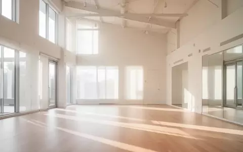 Ein heller, minimalistischer Übungsraum mit Holzboden und natürlichem Lichteinfall. - Foto: über boerse-global.de