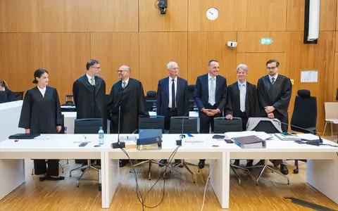 Der Wirt Alexander Egger hat fünf Anwälte und einen Sachverständigen an der Seite.    - Foto: Tobias Hase/dpa