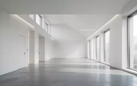 Ein heller, minimalistischer und leerer Flur in einem modernen medizinischen Zentrum mit großen Fenstern. - Foto: über boerse-global.de