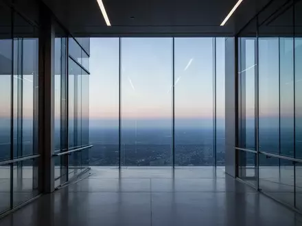 Moderne Glasarchitektur eines Hochhauses bei Dämmerung mit Blick auf den Horizont. - Foto: über boerse-global.de