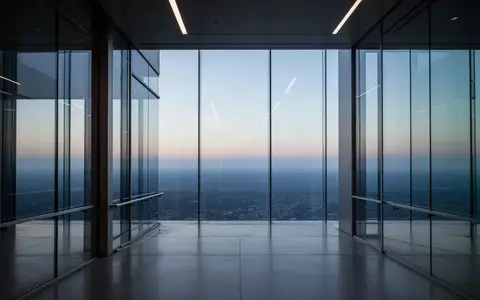 Moderne Glasarchitektur eines Hochhauses bei Dämmerung mit Blick auf den Horizont. - Foto: über boerse-global.de