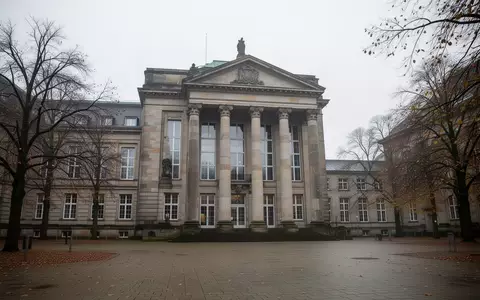 Ein historisches Gerichtsgebäude in Mecklenburg-Vorpommern bei bewölktem Himmel. - Foto: über boerse-global.de
