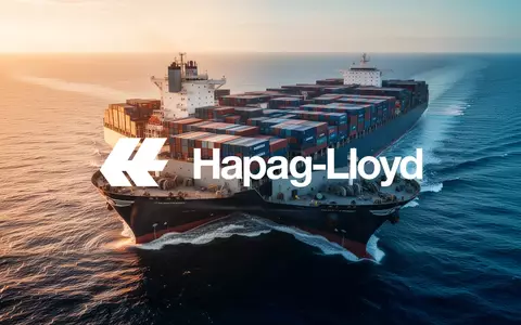 Ein großes Containerschiff auf hoher See symbolisiert den internationalen Warenverkehr und die Logistikbranche. - Foto: über boerse-global.de