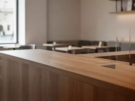 Ein minimalistischer Verkaufstresen in einem hellen, leeren Café mit natürlichem Lichteinfall. - Foto: über boerse-global.de