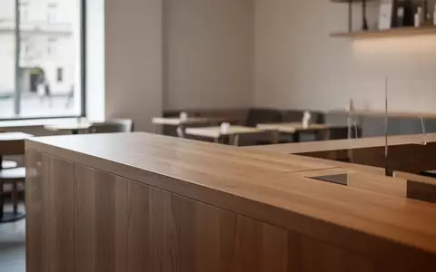 Ein minimalistischer Verkaufstresen in einem hellen, leeren Café mit natürlichem Lichteinfall. - Foto: über boerse-global.de