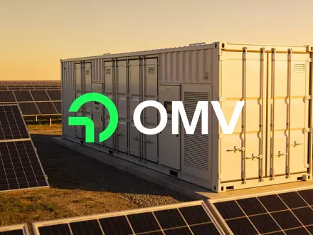 Moderne Batteriegroßspeicher-Anlage in einem weitläufigen Solarpark bei Sonnenuntergang. - Foto: über boerse-global.de