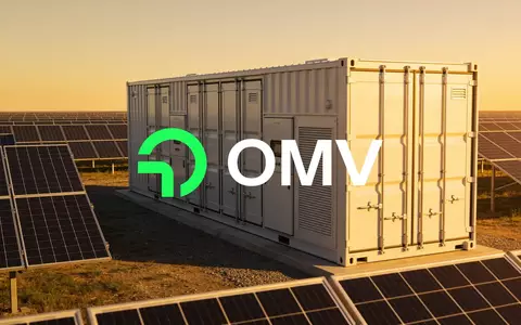 Moderne Batteriegroßspeicher-Anlage in einem weitläufigen Solarpark bei Sonnenuntergang. - Foto: über boerse-global.de