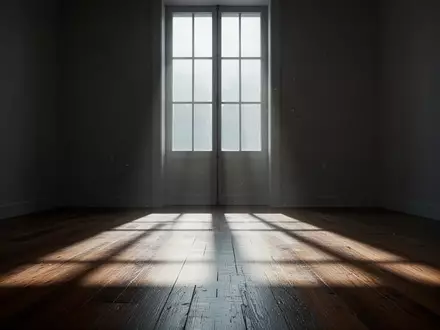 Ein minimalistischer, leerer Raum mit einfallendem Licht und langen Schatten, der eine kontemplative Atmosphäre vermittelt. - Foto: über boerse-global.de