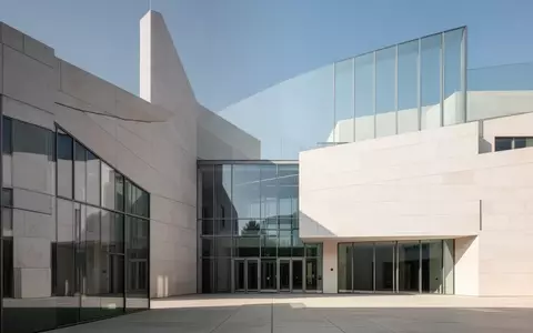 Moderne Architektur eines europäischen Regierungsgebäudes bei Tageslicht. - Foto: über boerse-global.de