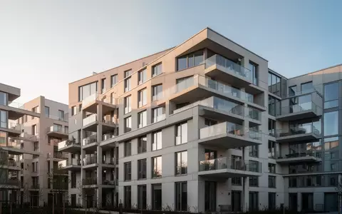 Ein modernes Berliner Wohngebäude mit klarer Architektur unter einem klaren Himmel. - Foto: über boerse-global.de