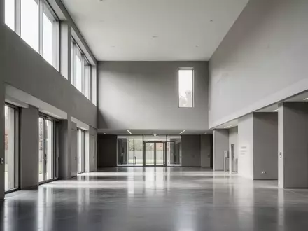 Lichte, minimalistische Architektur in einem Verwaltungsgebäude mit klaren Linien und natürlichem Tageseinfall. - Foto: über boerse-global.de