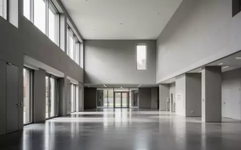 Lichte, minimalistische Architektur in einem Verwaltungsgebäude mit klaren Linien und natürlichem Tageseinfall. - Foto: über boerse-global.de