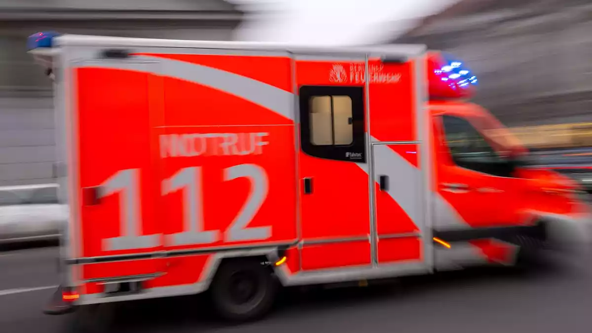 Nach dem Zugunglück wurden nach vorläufigen Angaben mehr als 40 Menschen verletzt, darunter eine Frau schwer. (Symbolbild) - Bild: Monika Skolimowska/dpa