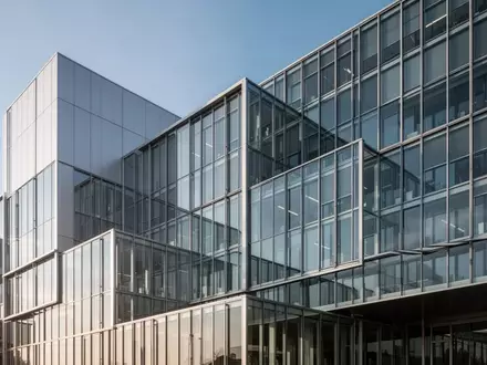 Moderne Büroarchitektur aus Glas und Stahl bei Tageslicht in Düsseldorf. - Foto: über boerse-global.de