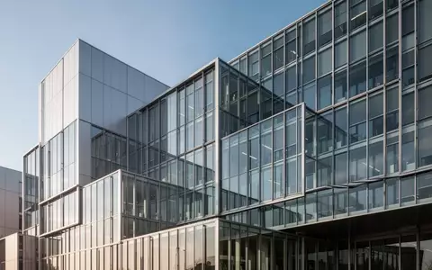 Moderne Büroarchitektur aus Glas und Stahl bei Tageslicht in Düsseldorf. - Foto: über boerse-global.de