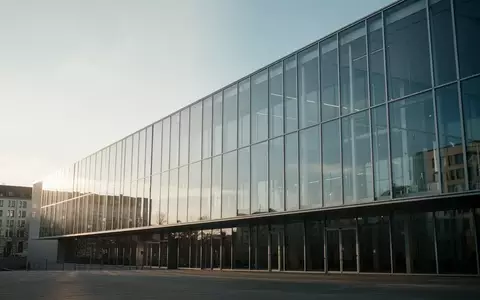 Moderne Architektur in Berlin bei Tageslicht, die eine klare und sachliche Atmosphäre vermittelt. - Foto: über boerse-global.de