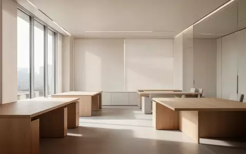 Ein minimalistischer, heller Arbeitsbereich mit neutralen Oberflächen und natürlichem Lichteinfall. - Foto: über boerse-global.de